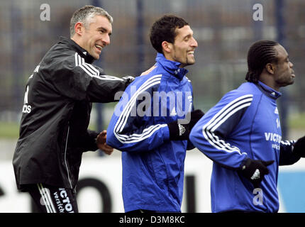 (Afp) - l'image montre le FC Schalke 04 nouvel entraîneur-chef Mirko Slomka parler à Kevin Kuranyi grévistes et Gerald Asamoah (L-R) au cours d'une session de formation à Gelsenkirchen, Allemagne, le mercredi 04 janvier 2006. Ralf Ranknick son ancien entraîneur assistant Slomka a obtenu un contrat allant jusqu'à la fin de la saison de la Bundesliga 2005-2006. Photo : Roland Weihrauch Banque D'Images