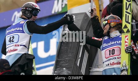 Saut à ski norvégien Lars Bystoel (L) félicite son coéquipier Bjoern Einar Romoeren Bergisel après le saut dans le 54e tournoi de quatre collines de la SIF à Innsbruck, Autriche, le mercredi 4 janvier 2006. Bsytoel a remporté le saut en avant de République tchèque Jakub Janda et Romoeren. Photo : Matthias Schrader Banque D'Images