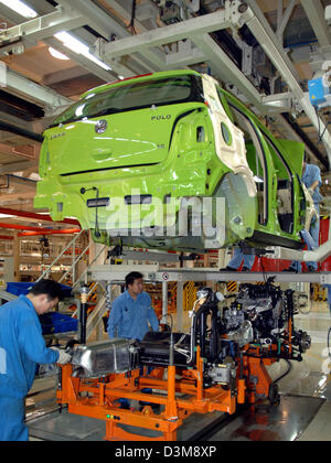 (Afp) - Les employés chinois de Volkswagen (VW) assembler le corps de voiture avec moteur, réducteur et axes d'une VW Polo sur une ligne d'assemblage à Anting près de Shanghai, Chine, le 9 mai 2005. VW n'est plus le numéro un en Chine selon la presse chinoise. Pour la première fois le groupe automobile américain General Motors (GM) a vendu plus de voitures dans la République populaire de VW au cours de la dernière année. Avec ses deux j Banque D'Images