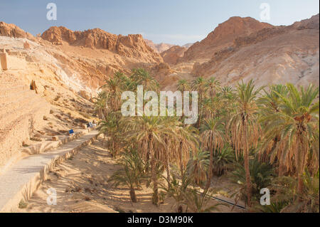 Oasis de montagne Chebika au bord du désert du Sahara en Tunisie Banque D'Images