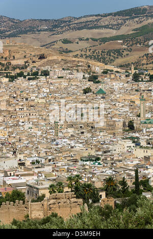 Regardant vers le bas à l'ancienne médina tentaculaire du Borj Sud fort, montrant la campagne environnante, Fes, Maroc Banque D'Images