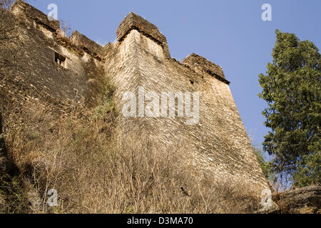 Bien que partielle en ruines, les murs extérieurs de la tour 1648 Drukgyel Dzong encore sur la vallée de Paro, Bhoutan Asie Banque D'Images