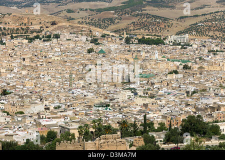 Regardant vers le bas à l'ancienne médina tentaculaire du Borj Sud fort, montrant la campagne environnante, Fes, Maroc Banque D'Images