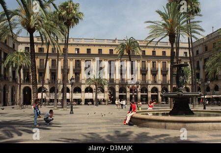 (Afp) - l'image montre la Plaça Reial (place royale) errected sur l'aire d'un cloître, a de 1848 à 1859 par Francesc Daniel je Molina à Barcelone, Espagne, 21 juin 2002. Le caractère de la place accessible par trois entrées est moulé de palmiers, les Trois Grâces Fontaine (R) et lanternes casqué qui sont des premières œuvres du célèbre artiste espagnol Antonio Gaudi. Banque D'Images