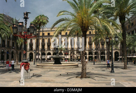 (Afp) - l'image montre la Plaça Reial (place royale) errected sur l'aire d'un cloître, a de 1848 à 1859 par Francesc Daniel je Molina à Barcelone, Espagne, 21 juin 2002. Le caractère de la place accessible par trois entrées est moulé de palmiers, les Trois Grâces Fontaine (R) et lanternes casqué qui sont des premières œuvres du célèbre artiste espagnol Antonio Gaudi. Banque D'Images