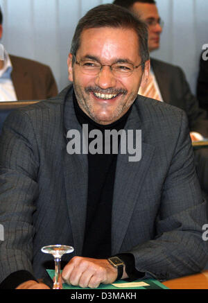 (Afp) -avec un sourire président Matthias Platzeck ouvre la session de la présidence du Parti Social-démocrate (SPD) de Berlin, le lundi, 09 janvier. Platzek année de la première session a eu lieu à la Willy-Brandt-Haus dans le quartier Kreuzberg de Berlin. Photo:Wolfgang Kumm Banque D'Images