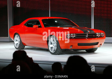 (Dpa) - Chrysler présente la Dodge Challenger avec 425 au cours de la présentation de la concept Chrysler Voitures au NAIAS de Detroit, USA, dimanche, 08 janvier 2006. Au salon NAIAS de Detroit au début de l'année voiture de plus en plus producteurs de présenter leur Concept Cars et prototypes. La foire est ouverte au public du 14 au 22 janvier. Photo : Harry Melchert Banque D'Images