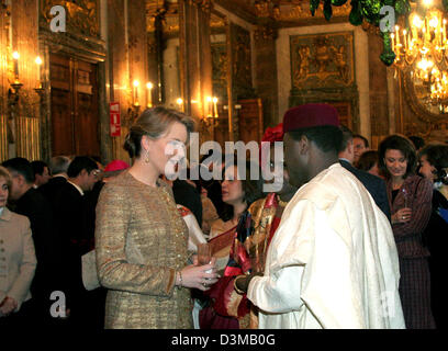 (Afp) - La princesse Mathilde de Belgique parle d'un invité à la réception pour le corps diplomatique à Bruselles, Belgique, le jeudi 12 janvier 2006. Foto : Albert Nieboer (Pays-Bas) Banque D'Images