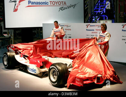 Pilote de Formule 1 allemand Ralf Schumacher (L) et son coéquipier italien Jarno Trulli dévoiler la nouvelle Toyota TF 106 à Valenciennes, France, samedi 14 janvier 2006. Photo : Roland Weihrauch Banque D'Images