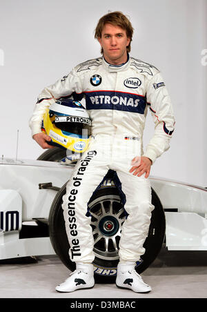 Pilote de Formule 1 Allemand Nick Heidfeld est assis sur la roue avant de la nouvelle voiture de course BMW Sauber F1.06' 'durant sa présentation à Valence, en Espagne, le mardi 17 janvier 2006. Photo : Ger Breloer Banque D'Images