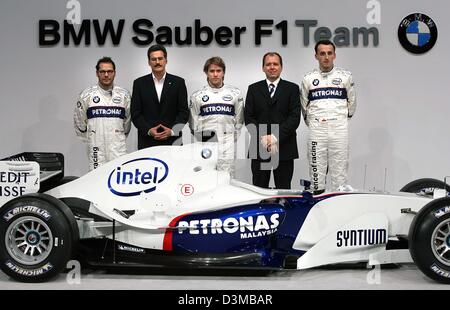 (Afp) - Les pilotes de Formule 1 Jacques Villeneuve, directeur de BMW Motorsport Mario Theissen, pilote Allemand Nick Heidfeld, directeur tchèque Willy Rampf et test Polonais Robert Kubica (L-R) de poser pour les photographes pendant la présentation de la nouvelle BMW Sauber F1.06 '' à Valence, en Espagne, le mardi 17 janvier 2006. Photo : Gero Breloer Banque D'Images