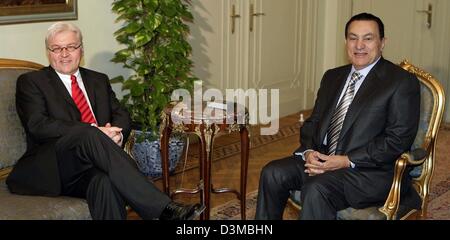 (Afp) - Le ministre allemand des affaires étrangères, Frank-Walter Steinmeier (L) parle au premier égyptien Hosni Moubarak au Caire, Egypte, jeudi 19 janvier 2006. Steinmeier se rend en Égypte pendant deux jours. Photo : Grimm par les pairs Banque D'Images