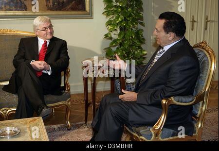 (Afp) - Le ministre allemand des affaires étrangères, Frank-Walter Steinmeier (L) parle au premier égyptien Hosni Moubarak au Caire, Egypte, jeudi 19 janvier 2006. Steinmeier se rend en Égypte pendant deux jours. Photo : Grimm par les pairs Banque D'Images