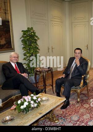 (Afp) - Le ministre allemand des affaires étrangères, Frank-Walter Steinmeier (L) parle au premier égyptien Hosni Moubarak au Caire, Egypte, jeudi 19 janvier 2006. Steinmeier se rend en Égypte pendant deux jours. Photo : Grimm par les pairs Banque D'Images