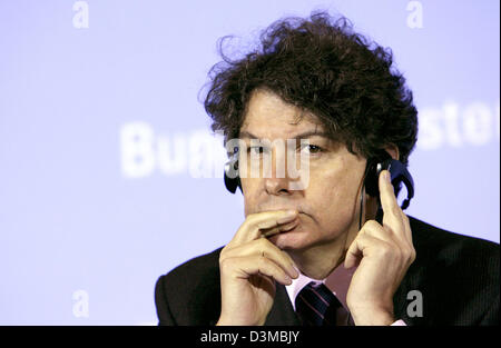 Le ministre fédéral des Finances français Thierry Breton prend part à la conférence de presse de la 36e commission des finances et de l'économie franco-allemand, réuni à Berlin, en Allemagne, le jeudi 19 janvier 2006. La France et l'Allemagne vise à atteindre un compromis dans la question controversée de la taxe sur la valeur ajoutée (TVA) les prix. Depuis 1999, l'UE fournit des taux réduits pour les services à forte intensité de travail y compris les coupes de cheveux, Banque D'Images