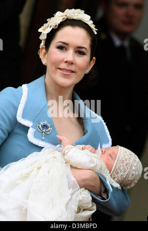 La princesse Mary sourit avant de la cérémonie de baptême de son bébé à la chapelle du château de Christianborg Copenhague, Danemark, samedi, 21 janvier 2006. Les trois mois bébé a été baptisé prince chrétien et c'est à la suite de son père le Prince Frederik comme deuxième en ligne pour réussir à le trône danois. De nombreux membres de la famille royale pour l'événement est arrivé à Copenhague. Banque D'Images