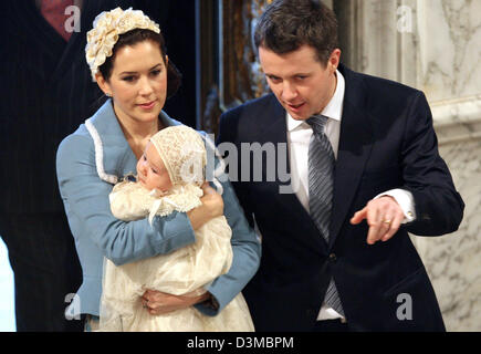 Danish Crown Prince Frederik (R) et son épouse la princesse Mary entrez château Christianborg après la cérémonie de baptême de leur fils à la chapelle du château de Copenhague, Danemark, samedi, 21 janvier 2006. Leur fils a été baptisé prince chrétien et c'est à la suite de son père le Prince Frederik comme deuxième dans la ligne comme successeur de la trône danois. De nombreux membres de la fami Banque D'Images