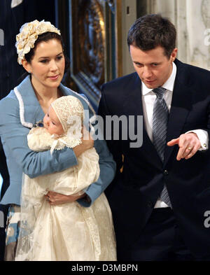 Danish Crown Prince Frederik (R) et son épouse la princesse Mary entrez château Christianborg après la cérémonie de baptême de leur fils à la chapelle du château de Copenhague, Danemark, samedi, 21 janvier 2006. Leur fils a été baptisé prince chrétien et c'est à la suite de son père le Prince Frederik comme deuxième dans la ligne comme successeur de la trône danois. De nombreux membres de la fami Banque D'Images