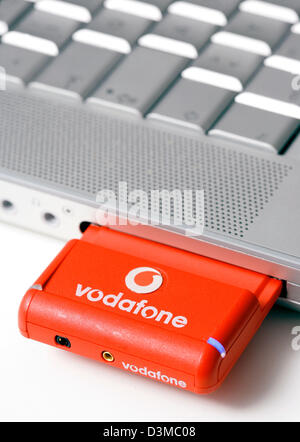 Une carte UMTS de Vodafone Mobile 'fournisseur' est connecté à un ordinateur portable à Cologne, Allemagne, le mardi 24 janvier 2006. La compagnie de télécommunications annonce des datas pour le troisième trimestre de l'exercice 2005/2006 lors d'une conférence de presse à Düsseldorf, Allemagne. Le fournisseur de téléphonie mobile britannique a relevé le nombre de clients au troisième trimestre de l'année financière en cours d'exécution d Banque D'Images