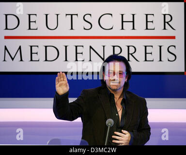 Bono, le leader du groupe de rock irlandais U2 'gestes' au cours d'une conférence de presse au centre des congrès de Baden-Baden, Allemagne, mardi, 24 janvier 2006. Bono (45) a reçu le Prix des médias allemands. Il a été décerné pour son engagement humanitaire, en particulier aux problèmes de l'Afrique. Le prix, qui a été créé par la société le contrôle des médias en 1992, honore des personnalités qui ont Banque D'Images