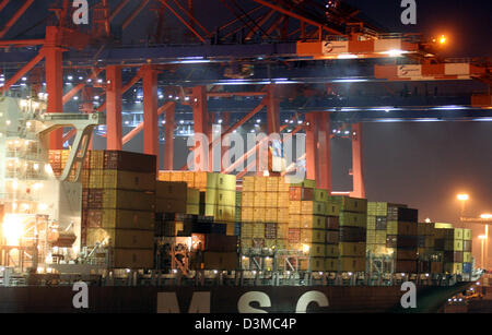 Un cargo est en train de décharger des conteneurs au port de Waltershof dans Hamurg, Allemagne, mardi, 24 janvier 2006. Le chiffre d'affaires dans les mouvements des conteneurs au port de Hambourg a augmenté de 15,5 pour cent à 8,1 millions d'EVP en 2005. Hambourg et les deux entreprises de manutention Eurogate et HHLA veulent investir plus de deux milliards d'euros dans l'extension de l'infrastructure et de manutention Banque D'Images