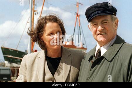 (Dossier) Then-German Président fédéral Johannes Rau et son épouse Christina sont représentés sur une traversée en ferry pour l'île de Spiekeroog, Allemagne, 21 juin 1999. Johannes Rau est mort. Selon les rapports de son bureau, 75 ans est décédé tôt le vendredi Rau 27 janvier 2006 (8 h 30). Rau avait été sérieusement malade pendant un bon moment. Après avoir démissionné de ses fonctions le 01 juillet 2004, il a t Banque D'Images