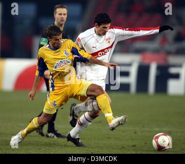 Mario Gomez (R) de Stuttgart et Thomas Baelum (L) de Duisburg rivalisent pour le ballon pendant le match de Bundesliga VfB Stuttgart vs MSV Duisburg dans le stade Gottlieb-Daimler à Stuttgart, Allemagne, 28 janvier 2006. Photo : Bernd Weissbrod Banque D'Images