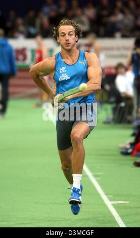 Athlète allemand Tim Lobinger prend de la vitesse pour sa tentative à l'intérieur de l'IAAF tenue à Karlsruhe, Allemagne, du 29 janvier 2006. Après un bon début de saison avec 5.80m Lobinger a dû être content avec 5.71m. L'ancien champion du monde a terminé deuxième à l'intérieur. Les athlètes allemands et étrangers a fait un bon départ à la première cet hiver en salle. De nombreux athlètes de l'UEDN qualifiés Banque D'Images