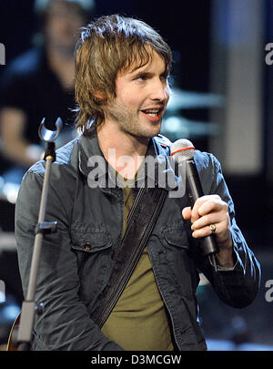 Le chanteur britannique James Blunt fonctionne à l'émission de télévision allemande "Wetten, dass... ?' (pari, que...) dans l'Arène de Salzbourg à Salzbourg, Autriche, 28 janvier 2006. World stars et de nombreux artistes allemands sont invités à l'émission de télévision la plus réussie. Photo : Matthias Schrader Banque D'Images