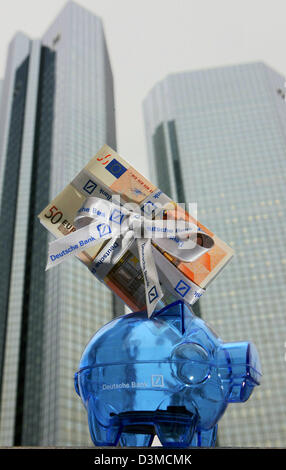 La photo montre l'argent comptant en euros et une tirelire placé en face de la Deutsche Bank est siège de Francfort-sur-Main, Allemagne, 25 janvier 2006. La banque annonce ses chiffres d'affaires pour 2005 le jeudi 02 février 2006. Photo : Arne Dedert Banque D'Images