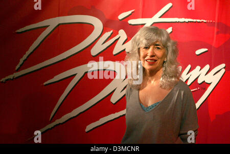 Eleanor Bergstein, auteur du film des années 80, tapez 'Dirty Dancing', pose devant un poster de la version musicale de 'Dirty Dancing' dans le hall de l'théâtre Neue Flora à Hambourg, Allemagne, mercredi, 01 février 2006. Répétitions pour la version de la scène du film des années 1980 ont déjà commencé à frapper huit semaines avant la première européenne. Les 44 acteurs, sélectionnés parmi 1 500 candidats Banque D'Images