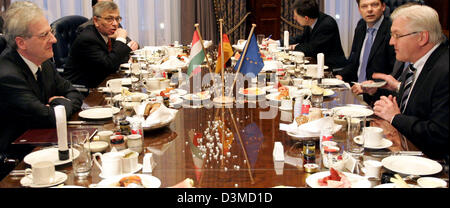 Le ministre fédéral des affaires étrangères allemand Frank-Walter Steinmeier (R) parle de la Hongrie est le président Laszlo Solyom (L) au cours d'une réunion petit déjeuner à l'Hôtel Ritz Carlton à Berlin, Allemagne, le vendredi 03 février 2006. Photo : Miguel Villagran Banque D'Images