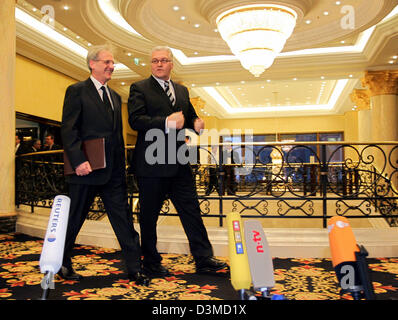 Le ministre fédéral des affaires étrangères allemand Frank-Walter Steinmeier (R) de la Hongrie accueille le président Laszlo Solyom (L) avant une réunion-déjeuner officiel à l'Hôtel Ritz Carlton à Berlin, Allemagne, le vendredi 03 février 2006. Photo : Miguel Villagran Banque D'Images