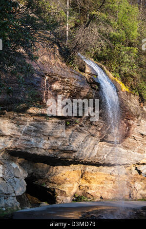 La fin de l'après-midi soleil Bridal Veil Falls, une chute d'entraînement derrière au nord-ouest de Highlands, Caroline du Nord, USA. Banque D'Images