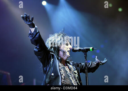 Le chanteur Alice Cooper des gestes sur la scène de la salle Max Schmeling à Berlin, Allemagne, 6 février 2006. Cooper a ouvert dans la capitale allemande pour le groupe légendaire de rock britannique 'Deep Purple' en commençant son tour du monde à son enregistrement courant 'Dirty Diamonds'. Photo : Soeren Stache Banque D'Images