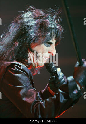 Le chanteur Alice Cooper réalise sur la scène de la salle Max Schmeling à Berlin, Allemagne, 6 février 2006. Cooper a ouvert dans la capitale allemande pour le groupe légendaire de rock britannique 'Deep Purple' en commençant son tour du monde à son enregistrement courant 'Dirty Diamonds'. Photo : Soeren Stache Banque D'Images