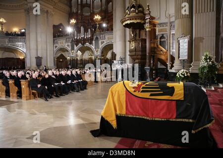 Le cercueil avec le corps de l'ancien Président allemand Johannes Rau est recouvert d'un drapeau fédéral dans la cathédrale de Berlin, Allemagne, le mardi 7 février 2006. Avec la loi d'état de la famille et de 1 500 personnes ont pris congé de Rau, qui est décédé le 27 janvier. Photo : Grimm par les pairs Banque D'Images