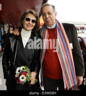 Directeur du 56e festival international du film de la Berlinale Dieter Kosslick (R) se félicite de l'actrice britannique et Berlinale jury-chef Charlotte Rampling à Berlin Tegel aéroport, Allemagne Le mercredi 08 février 2006. La Berlinale est exécuté à Berlin du 09 février au 19 février 2006. Photo : Miguel Villagran Banque D'Images