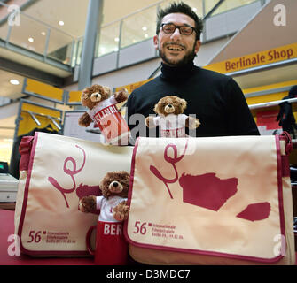 Vendeur Julio Conte présente quelques souvenirs de la 56e Berlinale International film festival à la Berlinale-shop à Postdamer Platz à Berlin, Allemagne, le mercredi 08 février 2006. Le festival international du film de Berlin se déroulera du 09 février au 19 février 2006. Photo : Jens Kalaene Banque D'Images