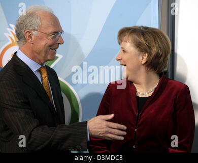 La chancelière allemande Angela Merkel (R) et Franz Beckenbauer, président du comité organisateur de la Coupe du Monde de Football 2006, sourire et discuter les uns avec les autres à Berlin, mercredi, 08 février 2006. Au préalable, le ministre allemand des Finances Peer Steinbrueck a remis une édition spéciale de timbres sports 'fuer den Sport 2006" (pour les sports 2006) à Merkel au cours d'un acte officiel. Photo : G par les pairs Banque D'Images