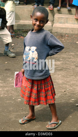 La photo montre une petite fille dans le village, près de Rubingo Kigali, capitale du Rwanda, 18 janvier 2006. 12 ans après le génocide de 1994, au cours de laquelle plus de 800 000 personnes ont été victimes d'un massacre de 100 jours d'une durée entre la population tutsi et hutu, la situation dans le pays revient lentement à la normale. Alors que la situation politique s'est stabilisée, l'econom Banque D'Images