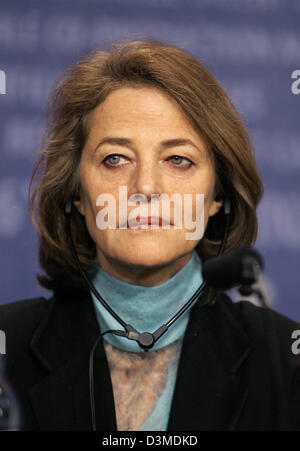 L'actrice britannique Charlotte Rampling est concentrée au cours d'une conférence de presse pour la 56e Berlinale International Film Festival à Berlin, Allemagne, le jeudi 09 février 2006. Rampling est le chef de l'prix du jury du festival. La cérémonie officielle d'ouverture du festival a lieu le jeudi soir avec la projection de 'Snow Cake'. Le festival se déroule jusqu'au 19 février 2006. L'fest Banque D'Images