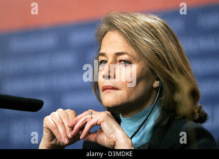 L'actrice britannique Charlotte Rampling est concentrée au cours d'une conférence de presse pour la 56e Berlinale International Film Festival à Berlin, Allemagne, le jeudi 09 février 2006. Rampling est le chef de l'prix du jury du festival. La cérémonie officielle d'ouverture du festival a lieu le jeudi soir avec la projection de 'Snow Cake'. Le festival se déroule jusqu'au 19 février 2006. L'fest Banque D'Images