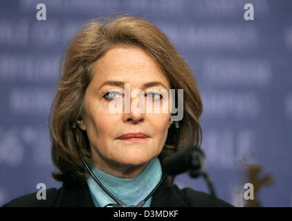 L'actrice britannique Charlotte Rampling semble curieux au cours d'une conférence de presse pour la 56e Berlinale International Film Festival à Berlin, Allemagne, le jeudi 09 février 2006. Rampling est le chef de l'prix du jury du festival. La cérémonie officielle d'ouverture du festival a lieu le jeudi soir avec la projection de 'Snow Cake'. Le festival se déroule jusqu'au 19 février 2006. Le festival Banque D'Images