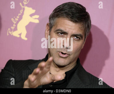 L'acteur américain George Clooney et gestes parle lors d'un photocall pour promouvoir son nouveau film 'Syriana' au 56e Festival International du Film de Berlin, vendredi, 10 février 2006. Le film, réalisé par Stephen Gaghan, réalisateur américain, s'exécute en compétition au festival. Photo : Grimm par les pairs Banque D'Images