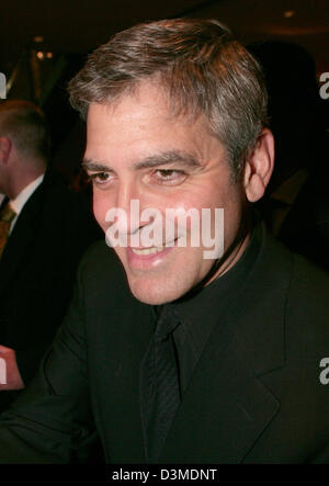 L'acteur américain George Clooney arrive pour la première de son nouveau film 'Syriana' au 56e Festival International du Film de Berlin, Firday, 10 février 2006. Le film courir en compétition cette année au festival du film. Photo : Jens Kalaene Banque D'Images