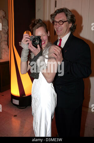 L'épouse de réalisateur allemand Wim Wenders, Donata, images les photographes à la 'cinéma pour la paix" dans la salle de concert à la place Gendarmenmarkt à Berlin, Allemagne, 13 février 2006. Le gala a eu lieu à l'occasion de la 56ème Berlinale Festival International du Film. Le produit de la gala seront reversés à l'UNICEF et la recherche sur le SIDA. Photo : Jens Kalaene Banque D'Images