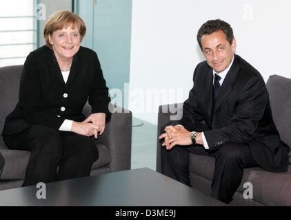 La chancelière allemande Angela Merkel (L) et le ministre français de l'Intérieur, Nicolas Sarkozy pose pour les photographes avant d'une salle de conférence à la chancellerie à Berlin, jeudi, 16 février 2006. Photo : Roberto Pfeil Banque D'Images