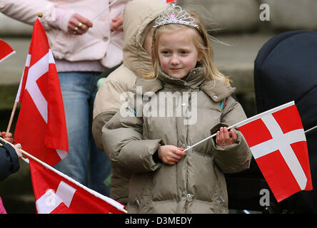 Une fille avec un drapeau danois et une crowne attend que l'arrivée du prince héritier Frédéric (L) et Crownprincess Mary de Danemark à Hambourg, Allemagne, le vendredi 17 février 2006. Le Prince Frédéric de Danemark et son épouse née australienne sont les invités d'honneur de l'Matthiae-Mahl traditionnel de la Sénat de Hambourg, la plus ancienne fête célébrée dans le monde entier. Le couple va visiter Banque D'Images