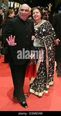 Yash Chopra, réalisateur indien et membre du jury de la Berlinale arrive avec une femme non identifiée pour la 56e cérémonie de remise des prix du Festival International du Film de Berlin, en Allemagne, le samedi 18 février 2006. 19 films au total ont concouru pour les prix en 7 catégories. Photo : Jan Woitas Banque D'Images